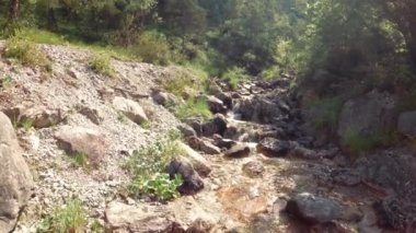 doğa içinde taşlar üzerinde dağ dere.