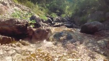 doğa içinde taşlar üzerinde dağ dere.