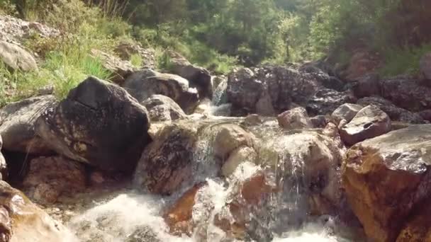 Ρυάκι Στο Βουνό Για Τις Πέτρες Στη Φύση — Αρχείο Βίντεο