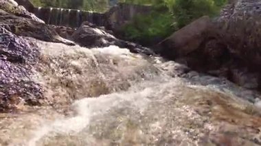 doğa içinde taşlar üzerinde dağ dere.