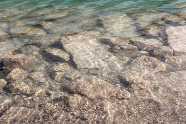 Barcis, Pordenone, İtalya taş bir göl temiz su içinde