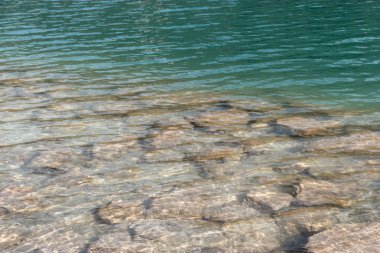 Barcis, Pordenone, İtalya taş bir göl temiz su içinde