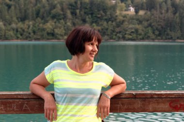 güzel kız korkuluk niteliğine, ayakta