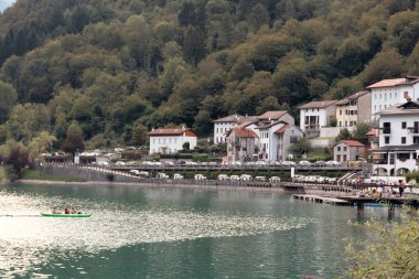 Barcis, Pordenone, İtalya bir güzel dağ köyü göl Barcis