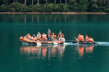 Barcis, Pordenone, İtalya - 12 Ağustos 2018: insanlar teknelerde gölde yüzmek