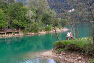 Barcis, Pordenone, İtalya göl kenarında güzel bir yer