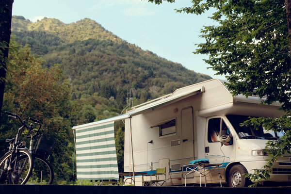Barcis, Порденоне, Италия в живописном месте кемпинг туристическая стоянка автомобилей и велосипедов