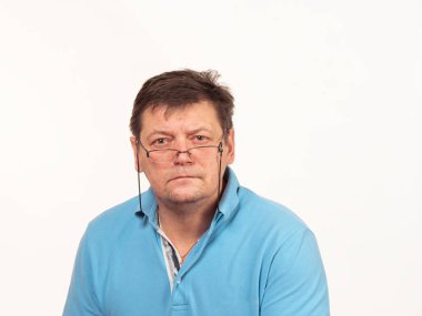 beyaz bir arka plan üzerinde gözlüklü bir adam portresi