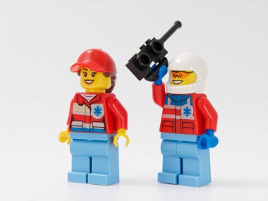 Gomel, Belarus - 4 Ocak 2019: Lego Tasarımcısı. kahramanlar cankurtaranlar beyaz bir arka plan üzerinde