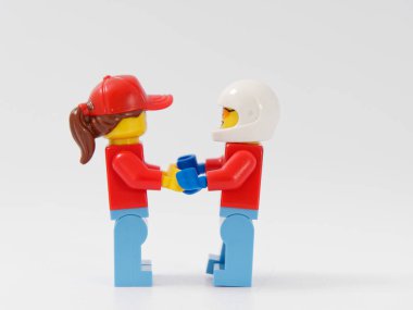 Gomel, Belarus - 4 Ocak 2019: Lego Tasarımcısı. kahramanlar cankurtaranlar beyaz bir arka plan üzerinde