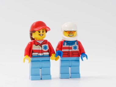 Gomel, Belarus - 4 Ocak 2019: Lego Tasarımcısı. kahramanlar cankurtaranlar beyaz bir arka plan üzerinde