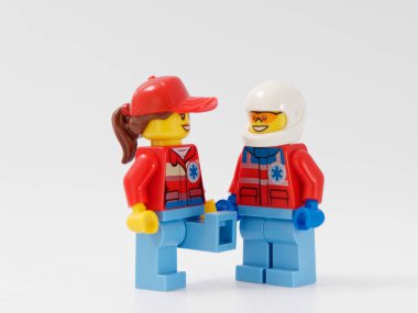 Gomel, Belarus - 4 Ocak 2019: Lego Tasarımcısı. kahramanlar cankurtaranlar beyaz bir arka plan üzerinde
