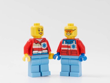 Gomel, Belarus - 4 Ocak 2019: Lego Tasarımcısı. kahramanlar cankurtaranlar beyaz bir arka plan üzerinde