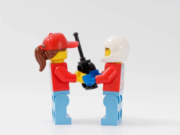 Gomel, Belarus - 4 Ocak 2019: Lego Tasarımcısı. kahramanlar cankurtaranlar beyaz bir arka plan üzerinde