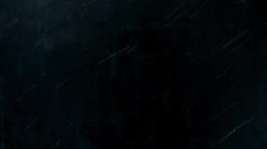 siyah bir zemin üzerine düşen kar kar kar fırtınası.