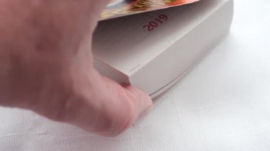 takvimi 365 gün ve sayfaları çevir.