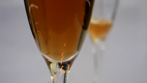 白酒威士忌白兰地倒进杯子里 — 图库视频影像
