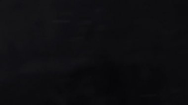 siyah bir zemin üzerine düşen kar kar kar fırtınası.