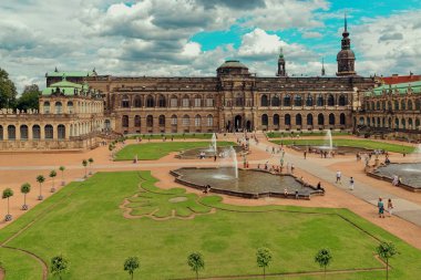 Dresden, Almanya - 4 Ağustos 2017: Zwinger - son Alman Barok, 18. yüzyılın başlarında kuruldu. Dört muhteşem saray binasından oluşan bir kompleks