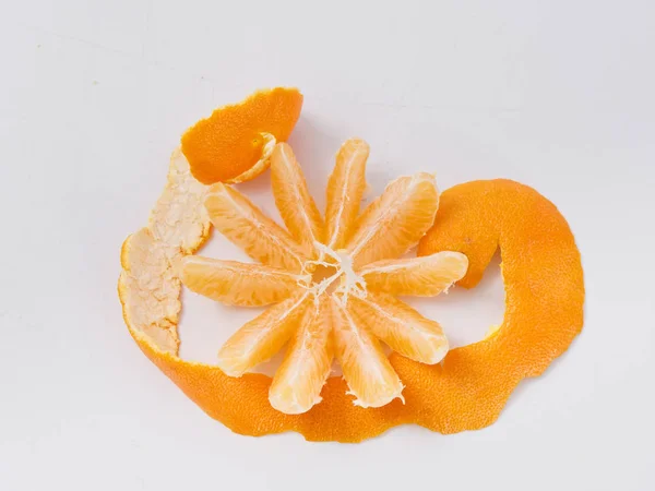 Zitrusfrüchte Mandarine Orange auf weißem Hintergrund mit Schale. — Stockfoto