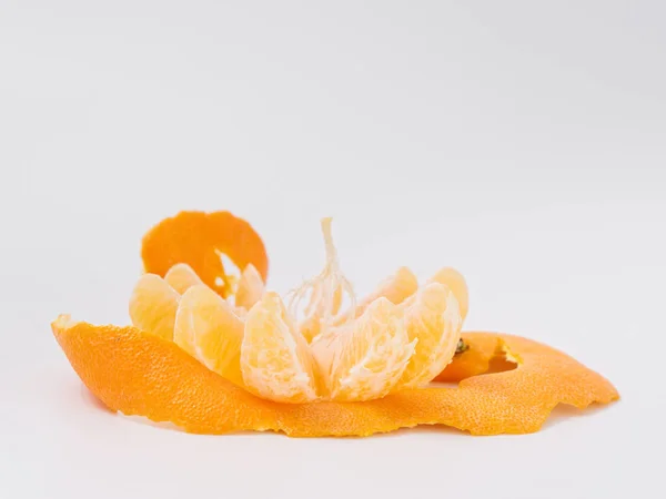Citrinos tangerina laranja sobre fundo branco com raspas . — Fotografia de Stock