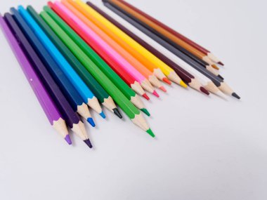 renkli kalemler üzerinde beyaz izole talaşı bileme ile