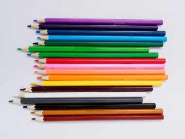 renkli kalemler üzerinde beyaz izole talaşı bileme ile