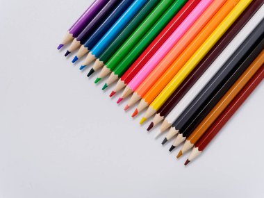 renkli kalemler üzerinde beyaz izole talaşı bileme ile