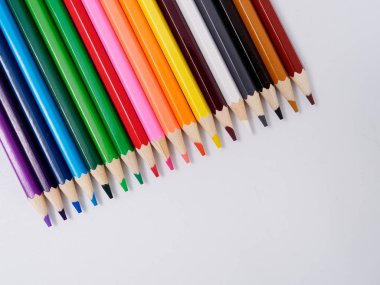renkli kalemler üzerinde beyaz izole talaşı bileme ile