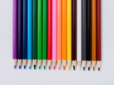 renkli kalemler üzerinde beyaz izole talaşı bileme ile