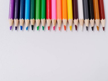 renkli kalemler üzerinde beyaz izole talaşı bileme ile
