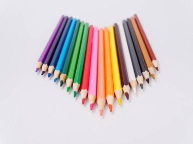 renkli kalemler üzerinde beyaz izole talaşı bileme ile