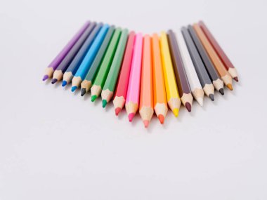 renkli kalemler üzerinde beyaz izole talaşı bileme ile