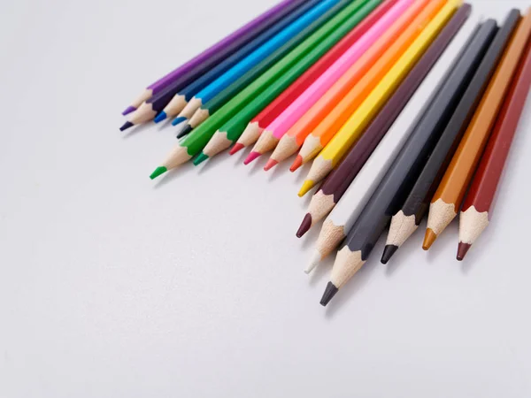 Kolorowe Ołówki Ostrzenia Wiórów Białym Tle — Zdjęcie stockowe