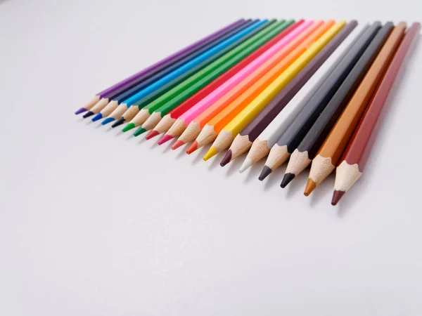 Crayons Couleur Avec Copeaux Affûtage Isolés Sur Blanc — Photo