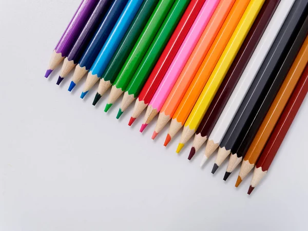 Kolorowe Ołówki Ostrzenia Wiórów Białym Tle — Zdjęcie stockowe