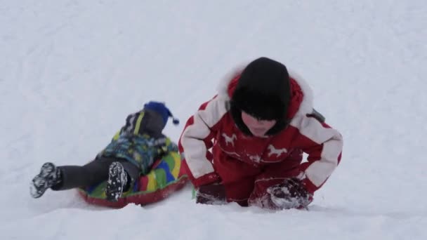 Gomel Weißrussland Januar 2019 Winterspaß Kinder Fahren Von Einem Schneehügel — Stockvideo