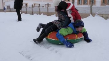 Gomel, Belarus - 13 Ocak 2019: Kış eğlenceli. Çocuk bir kar tepeden binmek.