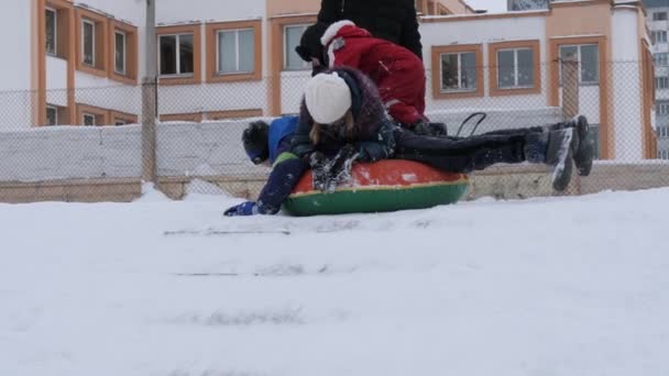 白俄罗斯戈梅利 2019年1月13日 冬季乐趣 孩子们从雪山骑行 — 图库视频影像
