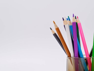 renkli kalemler üzerinde beyaz izole talaşı bileme ile
