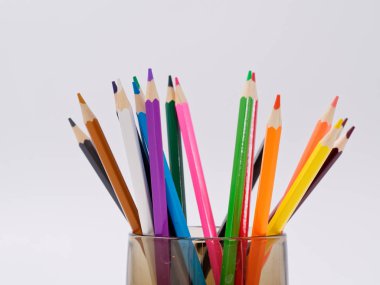 renkli kalemler üzerinde beyaz izole talaşı bileme ile