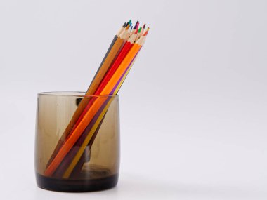 renkli kalemler üzerinde beyaz izole talaşı bileme ile