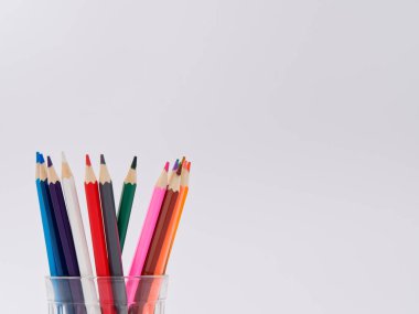 renkli kalemler üzerinde beyaz izole talaşı bileme ile