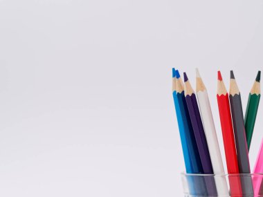 renkli kalemler üzerinde beyaz izole talaşı bileme ile