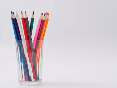 renkli kalemler üzerinde beyaz izole talaşı bileme ile