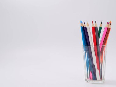 renkli kalemler üzerinde beyaz izole talaşı bileme ile