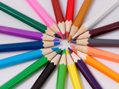 renkli kalemler üzerinde beyaz izole talaşı bileme ile