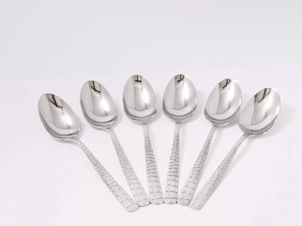 Cubiertos tenedores cucharas cuchillos cubiertos sobre un fondo blanco — Foto de Stock
