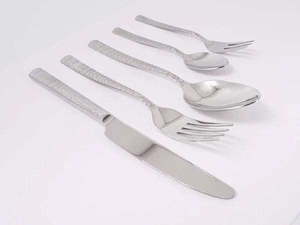 Stříbrné příbory vidličky lžíce nože příbory na bílém pozadí — Stock fotografie