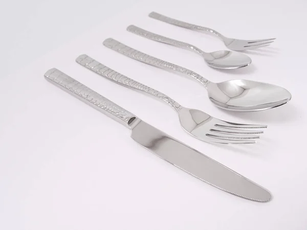 Stříbrné příbory vidličky lžíce nože příbory na bílém pozadí — Stock fotografie